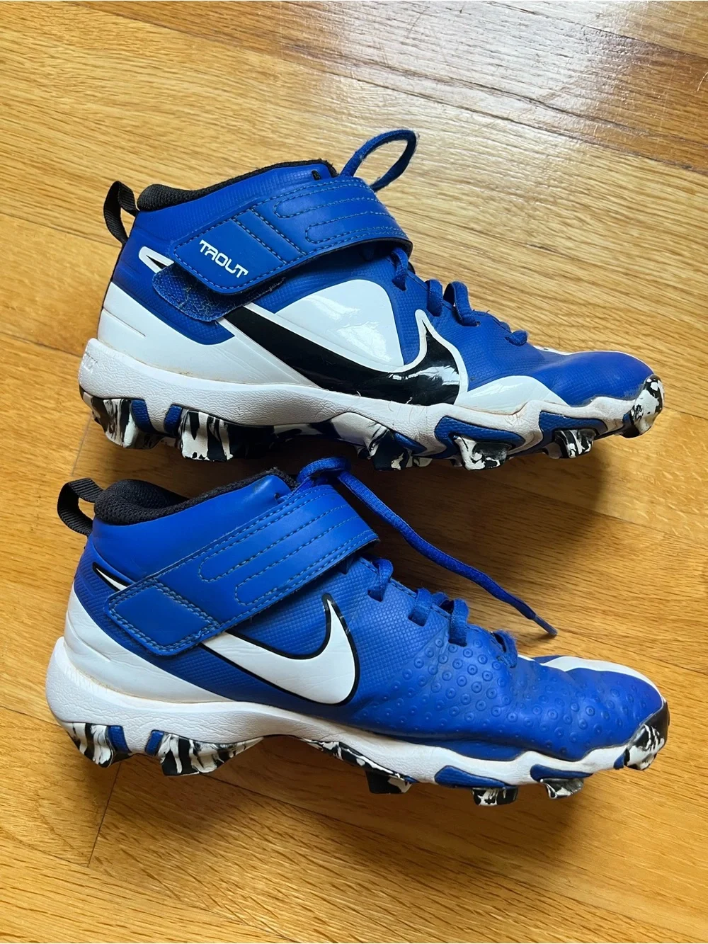 Nike FastFlex Trout Cleats Blue & White size 4Y